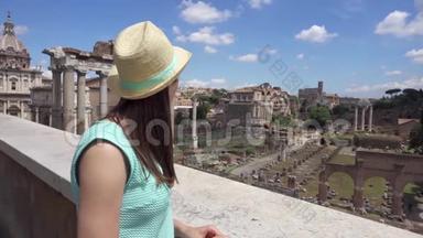 女人看着罗马<strong>论坛</strong>。 在罗马中心罗马<strong>论坛</strong>附近度假的女游客