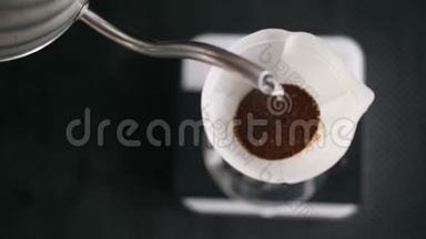 咖啡师用咖啡把热水倒入过滤器。 电影4K慢动作<strong>冲泡</strong>咖啡过程镜头。 替代咖啡