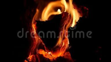 篝火在夜间燃烧。 在烤架中燃烧木头和烟雾的缓慢运动。 烹饪美味的午餐或