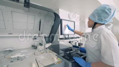 <strong>生化</strong>分析机正由制药厂的一名<strong>实验室</strong>工作人员管理。