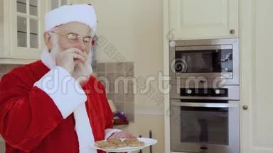 圣诞老人喜欢吃新鲜的饼干和喝牛奶