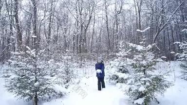 少年男孩在冬天的森林里扔雪。 积极的生活方式，冬<strong>季活动</strong>，户外冬<strong>季</strong>游戏的概念