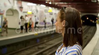 地铁站的年轻女子在等火车