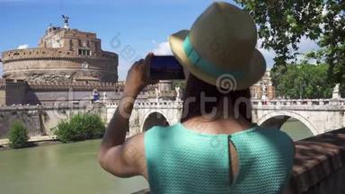 圣安杰洛城堡附近的女人用手机拍照。女游客拍<strong>名胜古迹</strong>