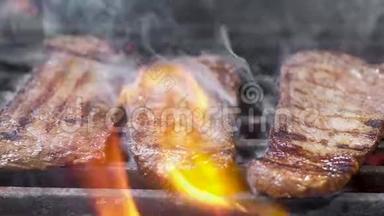 天然肉牛排。 在烤架上做饭。 <strong>明火</strong>烤肉的传统方式..