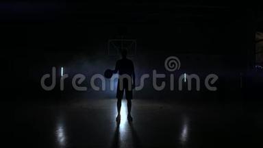 篮球运动员在Duma的看台后面的灯光下敲球，在Duma的看台上敲球