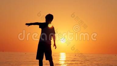 一个男孩站在海滩上<strong>的</strong>剪影，幸福<strong>的</strong>概念，<strong>梦想</strong>，人类<strong>的</strong>空间，孩子们`<strong>梦想</strong>