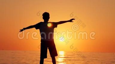 一个男孩站在海滩上的剪影，幸福的概念，<strong>梦想</strong>，人类的空间，孩子们`<strong>梦想</strong>