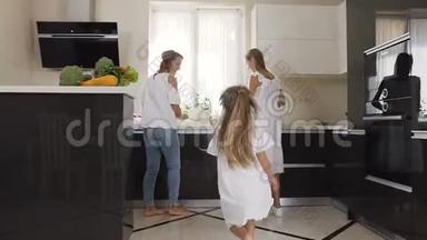 小女孩很高兴再次在厨房里和她的母亲和姐姐在家里见面，姐姐为她做早餐