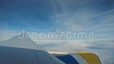 飞机视图窗口概念.. 窗外的飞机可以看到引擎和机翼在云和天空蓝色或蔚蓝的天空在陆地上