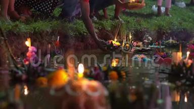 人们个人把一支燃烧着的蜡烛放在满是<strong>漂浮</strong>充满<strong>漂浮</strong>的克拉通的水中。 庆祝泰国传统节日