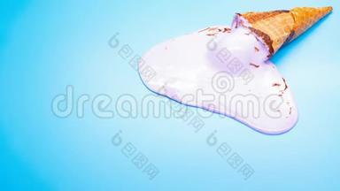 蓝色背景下的Lilac冰淇淋<strong>蛋筒</strong>融化时间