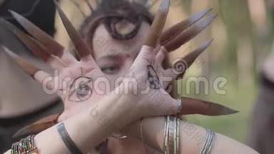 双手的干或森林<strong>仙女</strong>，画着眼睛在手掌和假爪子跳舞和覆盖脸。 <strong>古代</strong>仪式
