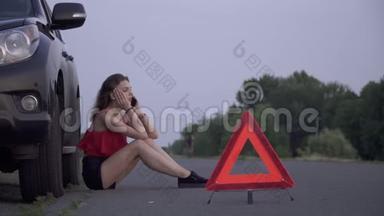 女青年坐在断车附近女青年伤心女青年用手机打电话闹事