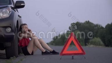美女坐在破车附近年轻女子伤心女子被手机叫车闹事