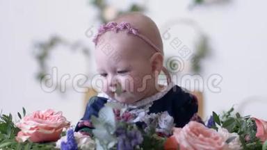 婴儿时代，小女孩坐在花丛中装饰着照片拍摄