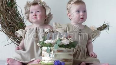 生日蛋糕，漂亮的小女孩穿着连衣裙坐在摄影棚里，背景是墙壁和装饰