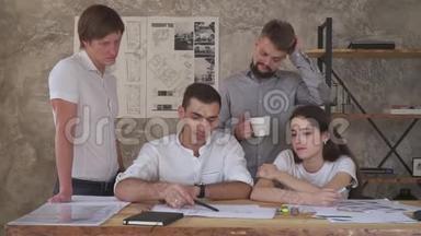 疲惫的上班族在画画，一杯咖啡在男人手里