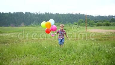 开心的小宝贝，开心的拿着气球到处跑.. 户外娱乐活动。 庆祝和乐趣。 孩子`生日