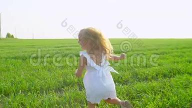 金发可爱的<strong>小女孩</strong>穿着白色连衣裙在绿色的田野上<strong>奔跑</strong>，微笑着。 孩子，孩子在花园里跑，笑