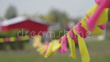 五颜六色的节日小旗，红黄飘摇，迎风飘扬，装饰，背景