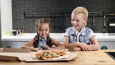 孩子们在吃饭。 两个漂亮的孩子打开<strong>披萨饼</strong>，高兴地看<strong>披萨</strong>。 孩子们最喜欢的食物。 4k