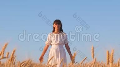 穿着白色衣服的女孩走着，微笑着看着一片<strong>金色</strong>的麦地，女孩`手抚摸着成熟的<strong>麦穗</strong>，慢悠悠的
