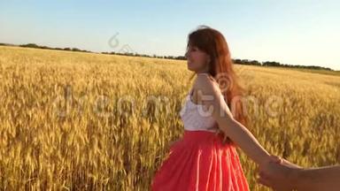 长发女孩带着麦子跑过田野，牵着一个男人`手，笑着。 慢动作。