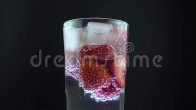 带冰块和草莓的高杯苏打<strong>水</strong>，<strong>中间</strong>屏幕。 泡沫膨胀。