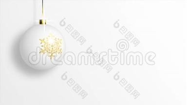 悬挂优雅的圣诞晚球与闪亮的金色雪花白色背景。 循环运动图形。
