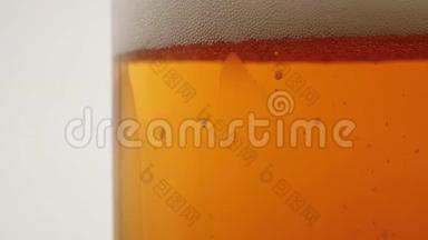 新鲜啤酒。 啤酒杯中的美味工艺啤酒放入黑色背景的木桌中。 带水滴的冷鲜啤酒