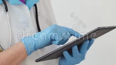 医生`手在现<strong>代数</strong>码平板电脑上打字。 现代保健概念