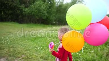 开心的小宝贝，开心的拿着气球到处跑.. 户外娱乐活动。 庆祝和乐趣。 孩子`生日
