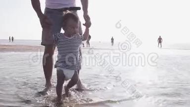 爸爸和他<strong>的</strong>小儿子在<strong>炎热的夏天</strong>在水上散步。