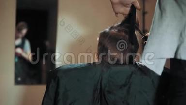 <strong>发型师</strong>在美发沙龙理发时给男孩理发。