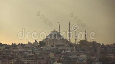 伊斯坦布尔老城，美丽的苏莱曼尼耶清真寺，一座古老的建筑在夕阳的灯光<strong>下</strong>。 慢速运动，全高清