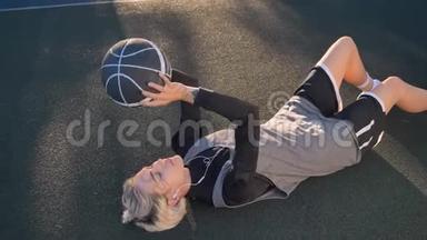 金发美女躺在地上<strong>打篮球</strong>，用耳机听音乐，美女