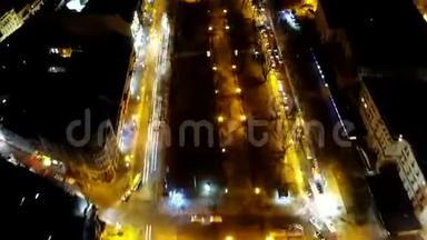 从顶部可以看到利沃夫繁忙的<strong>街道</strong>在夜间的超时间流逝，交通<strong>拥挤</strong>