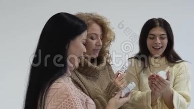 一群<strong>三个</strong>女人开心地笑着。 穿毛衣的女人选择化妆品。 <strong>三个</strong>朋友购物。 慢动作
