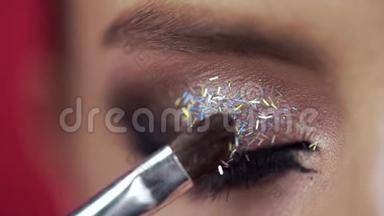 在女人的眼皮`涂上闪光剂，做晚间化妆，<strong>眼睛化妆</strong>，化妆师`的工作，特写