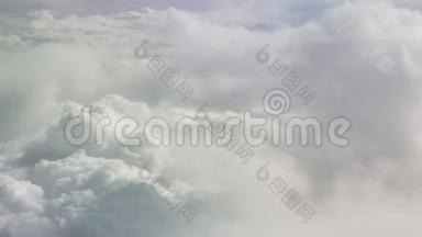 从<strong>飞机上</strong>看到移动的白雪白云。 天空背景。 天堂。 乘<strong>飞机</strong>在云层中飞行