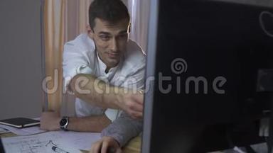 一个穿着白色衬衫的男人在显示器上显示一支铅笔，有点慢动作
