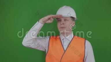 建设者或<strong>工程</strong>师看<strong>建筑<strong>工程</strong>。 铬化。 头或头戴白色头盔和橙色反光镜
