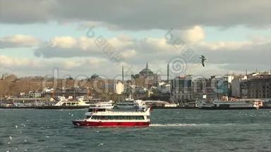 圣索菲亚大教堂背景下的旅游船。 土耳其伊斯坦布尔