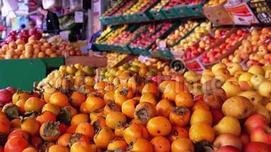 街市集有各种水果、柿子、橘子、梨等