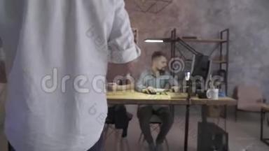 一个男人把文件扔在一张桌子上，几个上班族坐在电脑前，工作过度
