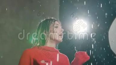 在<strong>雨中</strong>跳舞的女孩。 湿舞者在工作室的水<strong>雨中</strong>练习舞蹈。 当代舞蹈