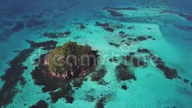 加勒比海一个小岛的无人机仰视图