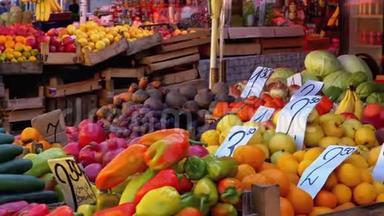 在街市上<strong>陈列</strong>各种水果、柿子、石榴、橘子、梨等