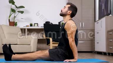 男人在蓝色<strong>垫子</strong>上放松不同的瑜伽姿势
